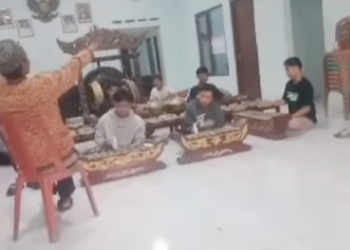Kader PKK, Posyandu, dan Karangtaruna Desa Jemaras Kidul Cirebon Dilatih Kesenian Gamelan