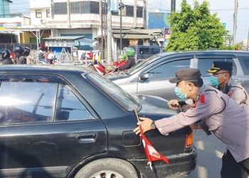 Personel Polresta Cirebon Dorong Mobil Mogok Pemudik