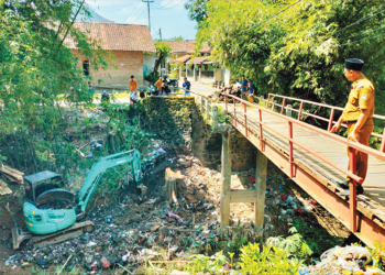 Tak Kunjung Diperbaiki DPUTR Kabupaten Cirebon, Pemdes Penpen Bangun Permanen Jembatan Ambruk