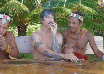 Wow… Vokalis Red Hot Chilli Peppers Anthony Kiedis Berlibur ke Pulau Mentawai Sumatera Barat