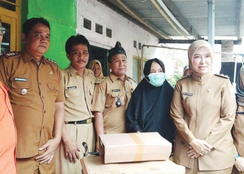 Wabup Cirebon Ayu Beri Bantuan Kursi Roda untuk Warga Weru Lor