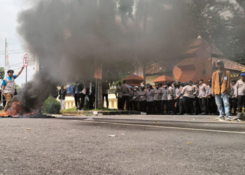 Demo Mahasiswa Depan Kantor DPRD Cirebon Ricuh