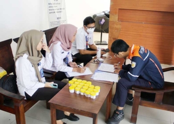 Jelang Masa Mudik, 50 Petugas KAI Daop 3 Cirebon Dites Urine