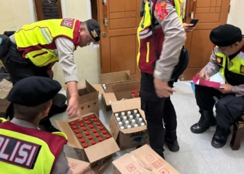 Razia Pekat Malam Takbiran, Sat Samapta Polresta Cirebon Amankan Ratusan Botol Miras