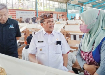 Bupati Cirebon Imron Pastikan Buruh Peroleh Hak Sesuai Aturan