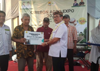 Masuki Musim Kemarau, Bupati Cirebon Imron Berikan Pompa Air ke Petani