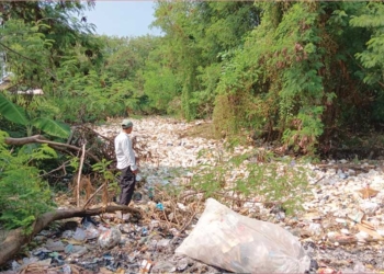 Sampah Menumpuk di Sungai Singaraja Desa Pengarengan Cirebon