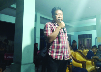 Kabid Budaya dan Pariwisata Disbudpar Kabupaten Cirebon, Sumarno saat membuka pagelaran seni wayang kulit di Kelurahan gegunung, Jumat, 3 Mei 2024.* Foto: Vicky Sugiarto