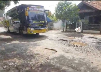 Warga Minta Pemkab Cirebon Perbaiki Jalan Rusak di Waled