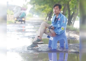 Protes Jalan Rusak, Warga Dukuh Cirebon Mancing di Jalan