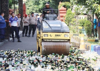 Ribuan Botol Miras di Kabupaten Cirebon Dimusnahkan
