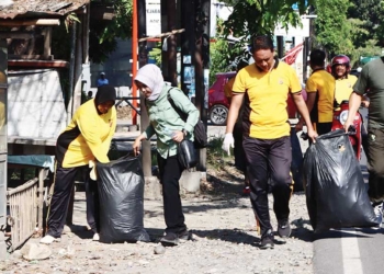 Aksi Pungut Sampah Warnai Peringatan Hari Bhayangkara