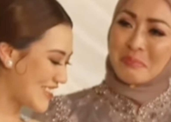 Diajak Foto Aaliyah Massaid, Angelina Sondakh Nangis