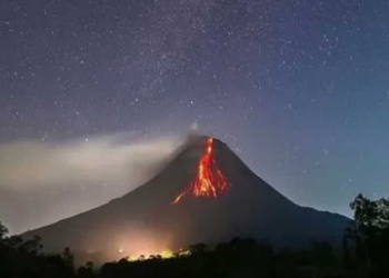 Gunung Merapi Muntahkan Awan Panas dan Lava Pijar Sejauh 1000 Meter