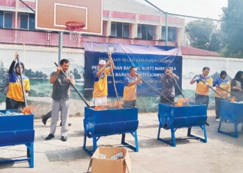 Kejari Cirebon Musnahkan Ratusan Ribu Rokok Ilegal