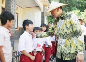 Pj Bupati Cirebon Wahyu Mijaya Tekankan Pentingnya Kejujuran ke Murid SD