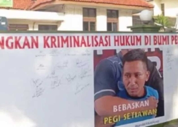 Spanduk Besar Dukungan Kepada Pegi Setiawan Dibentangkan di Halaman Kantor PN Bandung