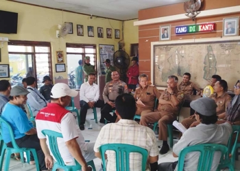 Warga Ambulu Cirebon Luruk Balai Desa