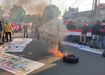 Tuntut Penuntasan Kasus Kematian Vina dan Eki Cirebon Secara Transparan, Mahasiswa Blokir Perempatan Kejaksan