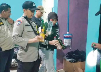 Berkat Aduan Warga Melalui Layanan CLBK, Polresta Cirebon Sita Puluhan Botol Miras