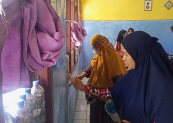 Dukung Anak Sekolah, Emak-Emak Cat Kelas SDN 3 Klayan Gunungjati Cirebon