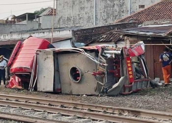 Kecelakaan, Mobil Damkar Indramayu Dihajar Kereta Barang