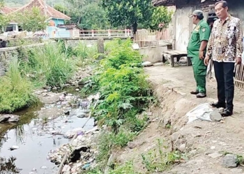 Longsor, 8 Rumah di Bibir Sungai Cigarugak Desa Sedong Kidul Cirebon Terancam Ambruk