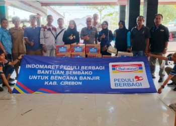 Mantan Wabup Cirebon Ayu Berikan Bantuan Sembako untuk Korban Banjir di Jagapura