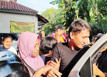 Pulang, Ratusan Warga Sambut Kedatangan Pegi, Diiringi Lantunan Sholawat dan Ucapan Selamat