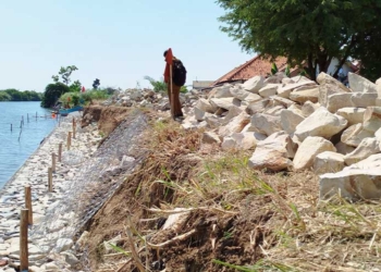 Tebing Sungai Cisanggarung di Tawangsari Cirebon Diperbaiki
