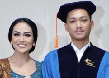Terima Bunga dari Azriel Hermansyah, Krisdayanti Menangis