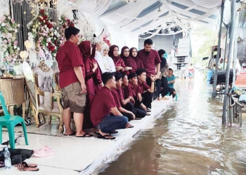 Warga Desa Jagapura Kulon Cirebon Gelar Resepsi Pernikahan di Tengah Banjir