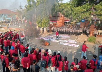 LAWAN! Ratusan Mahasiswa Geruduk Gedung DPRD Kabupaten Cirebon Sampaikan 7 Tuntutan