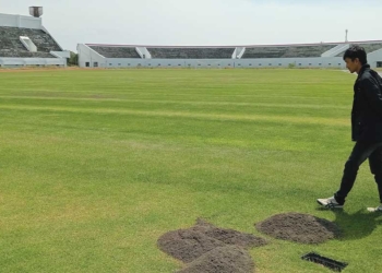 Lapangan Stadion Watubelah Cirebon Dilakukan Top Dressing