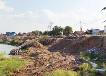 Nyaris Putus Jalan Provinsi, Tebing Sungai Cisanggarung di Desa Kalibuntu Cirebon Diperbaiki