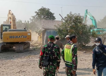 Pj Bupati Cirebon Wahyu Mijaya Awasi Langsung Pembongkaran Warem Goa Macan