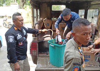 Ratusan Botol Miras Pabrikan dan Ciu di Cirebon Diamankan