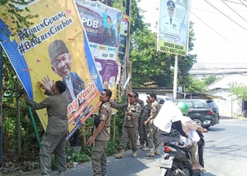 Satpol PP Kabupaten Cirebon Tertibkan Ratusan Baliho