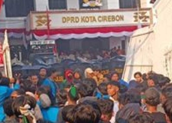 Pagar DPRD Kota Cirebon Jebol, Api Berkobar, Demo Mahasiswa Kawal Putusan MK Ricuh