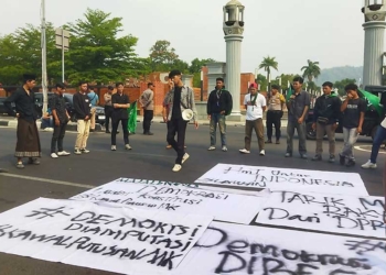 Tolak Manipulasi RUU Pilkada, Mahasiswa Majalengka Blokade Jalan Utama