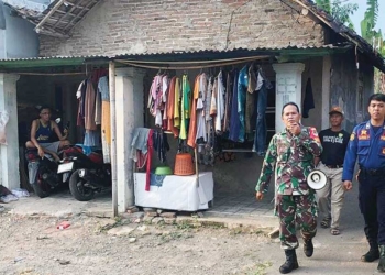 Cegah Masyarakat Bakar Sampah Sembarangan, Disdamkarmat Kabupaten Cirebon dan TNI Keliling Desa Woro-woro