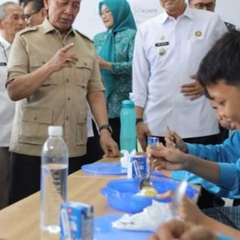 Prabowo Batal ke Cirebon, Ketua Wantimpres Wiranto Uji Coba Makan Bergizi Gratis