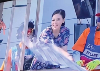 Curi Perhatian, Maia Estianty Jadi Pengibar Bendera Finish di MotoGP Mandalika 2024