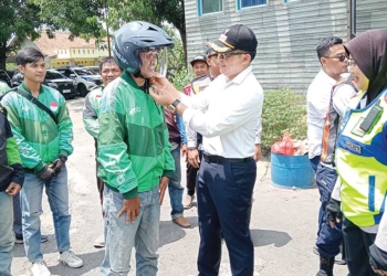 Dishub Kabupaten Cirebon Bagi-bagi 50 Helm Gratis untuk Pengemudi Ojol