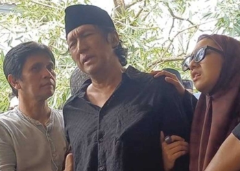 Ikang Fawzi Tak Kuasa Menahan Tangis Saat Antar Jenazah Marissa Haque