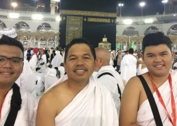 Foto Dedi Mulyadi Bersama Dua Putranya Tawaf di Kabah Viral, Berikut Sosoknya