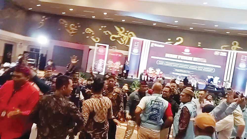 Debat Kedua Pilwalkot Cirebon Diwarnai Kericuhan, Protes Penunjukan APK hingga Contekan