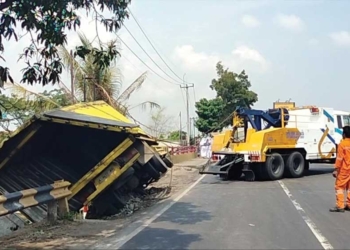 Kecelakaan, Truk Pengangkut Benang Terguling di Pantura Cirebon