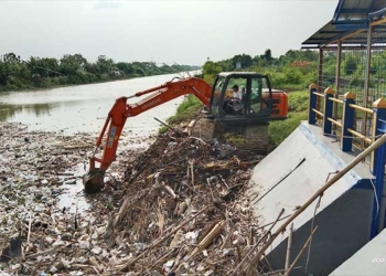 Pemkab Cirebon Kuras Sampah di Bendungan Karet Jamblang di Sambeng