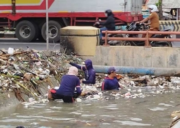 Saluran Sekunder di Desa Melakasari Cirebon Tersumbat Tumpukan Sampah